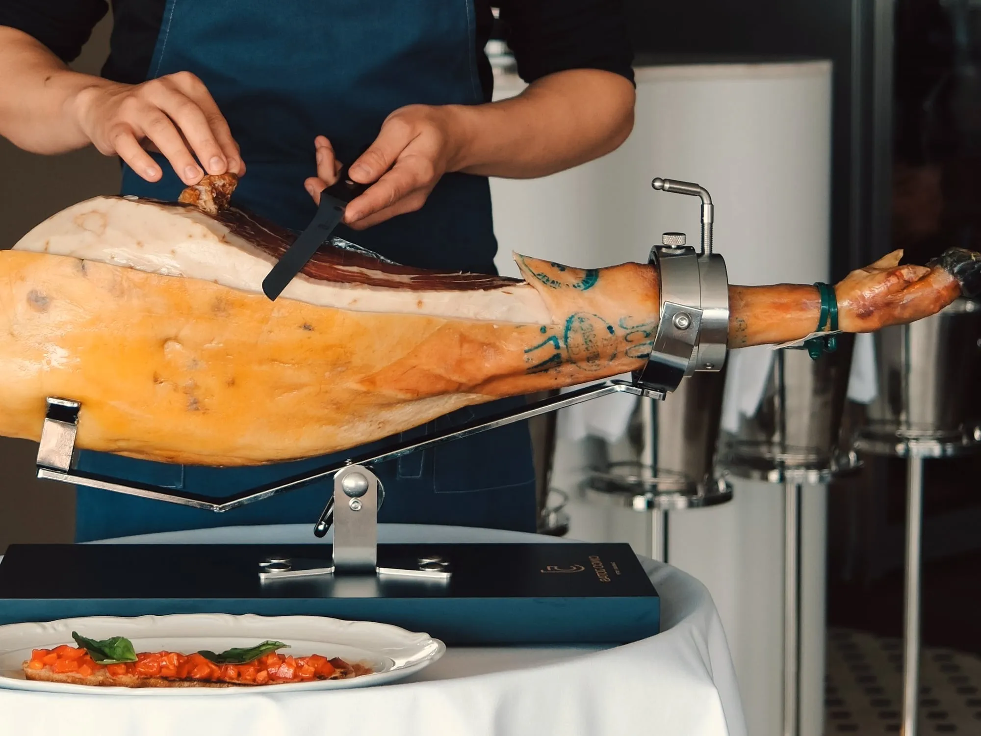 Jamón feliat de mână, direct de pe suport