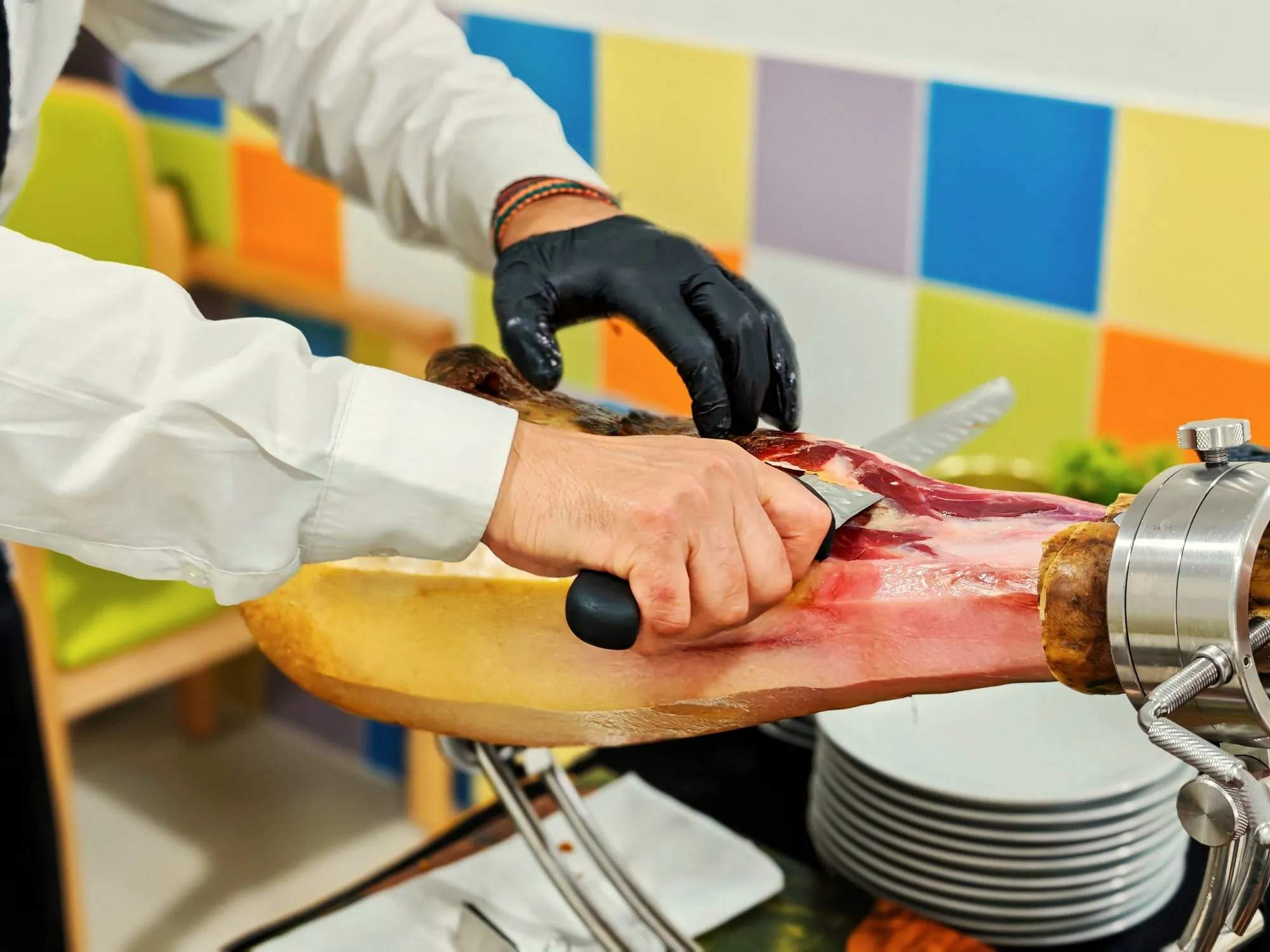Jamón feliat cu cuțitul, pe suport de jamón